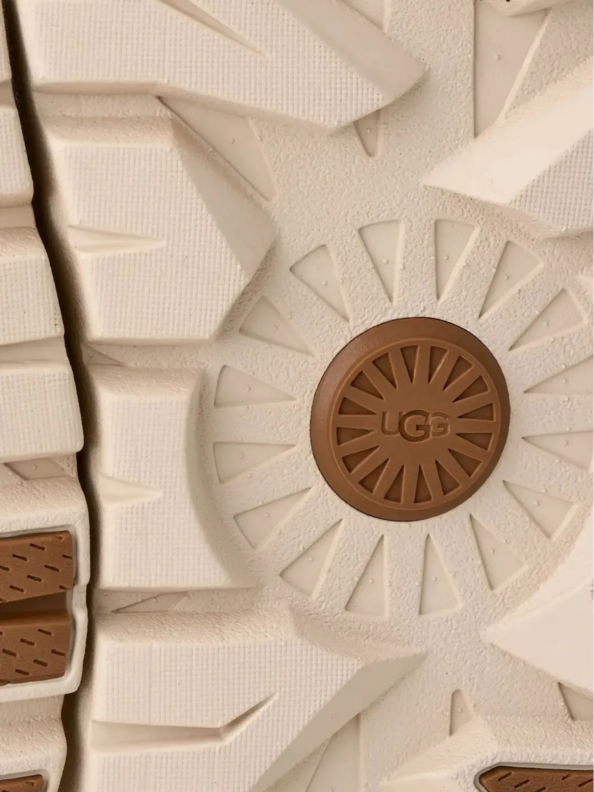 UGG クラシック・ウルトラ ロゴディテール ブーツ - 画像3