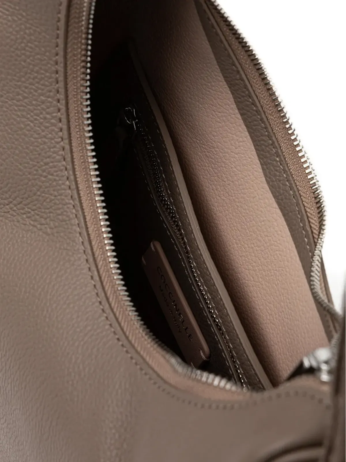 Coccinelle ロゴストラップ付きジップアップ トートバッグ - 画像5
