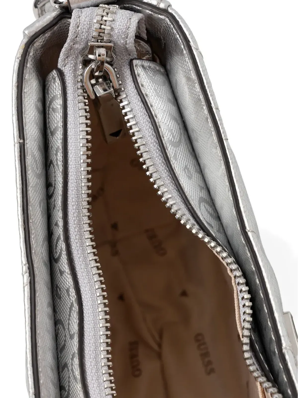 GUESS USA アルディナ キルテッドデザイン チェーンストラップ ショルダーバッグ - シルバー - 画像5