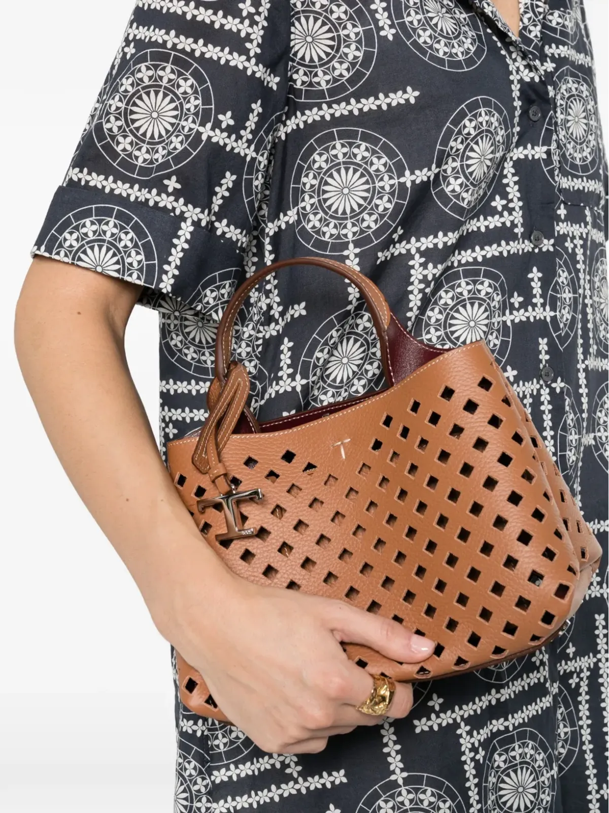 Tod's ハンギングT パンチング トートバッグ - 画像2