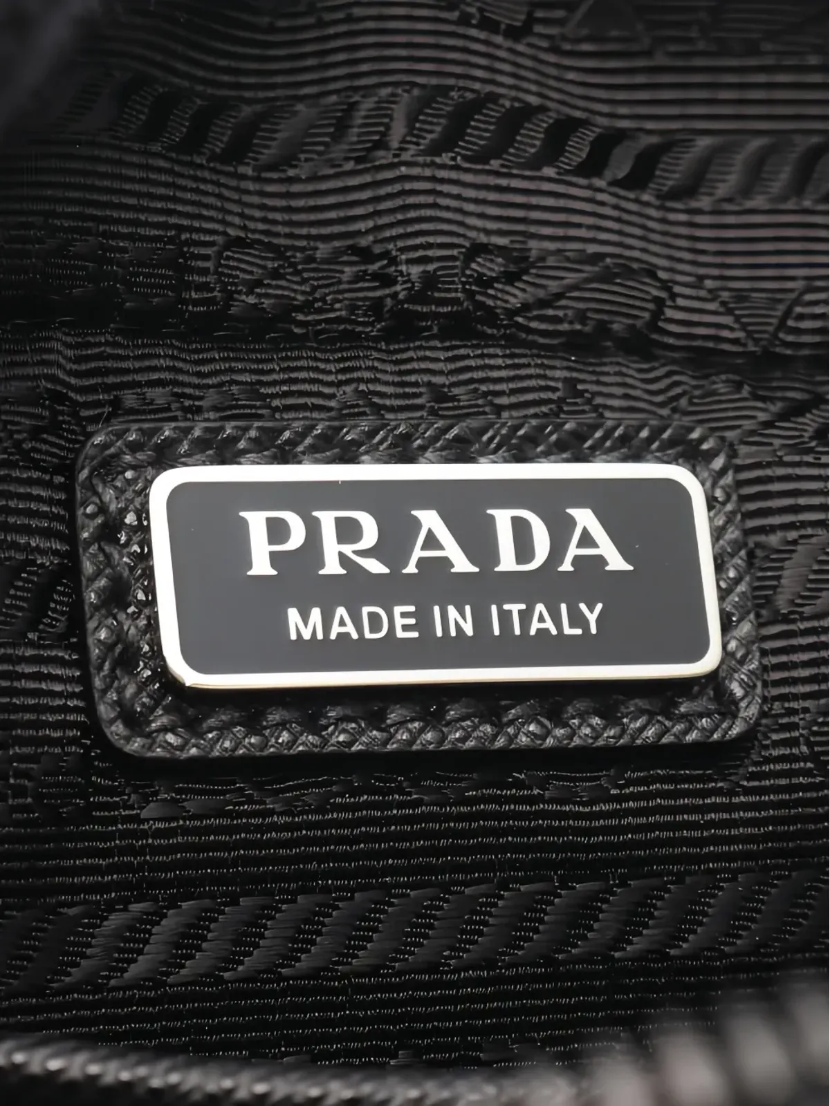 ビンテージ Prada 2020 ブリック ナイロン ショルダーバッグ ブラック - 画像4