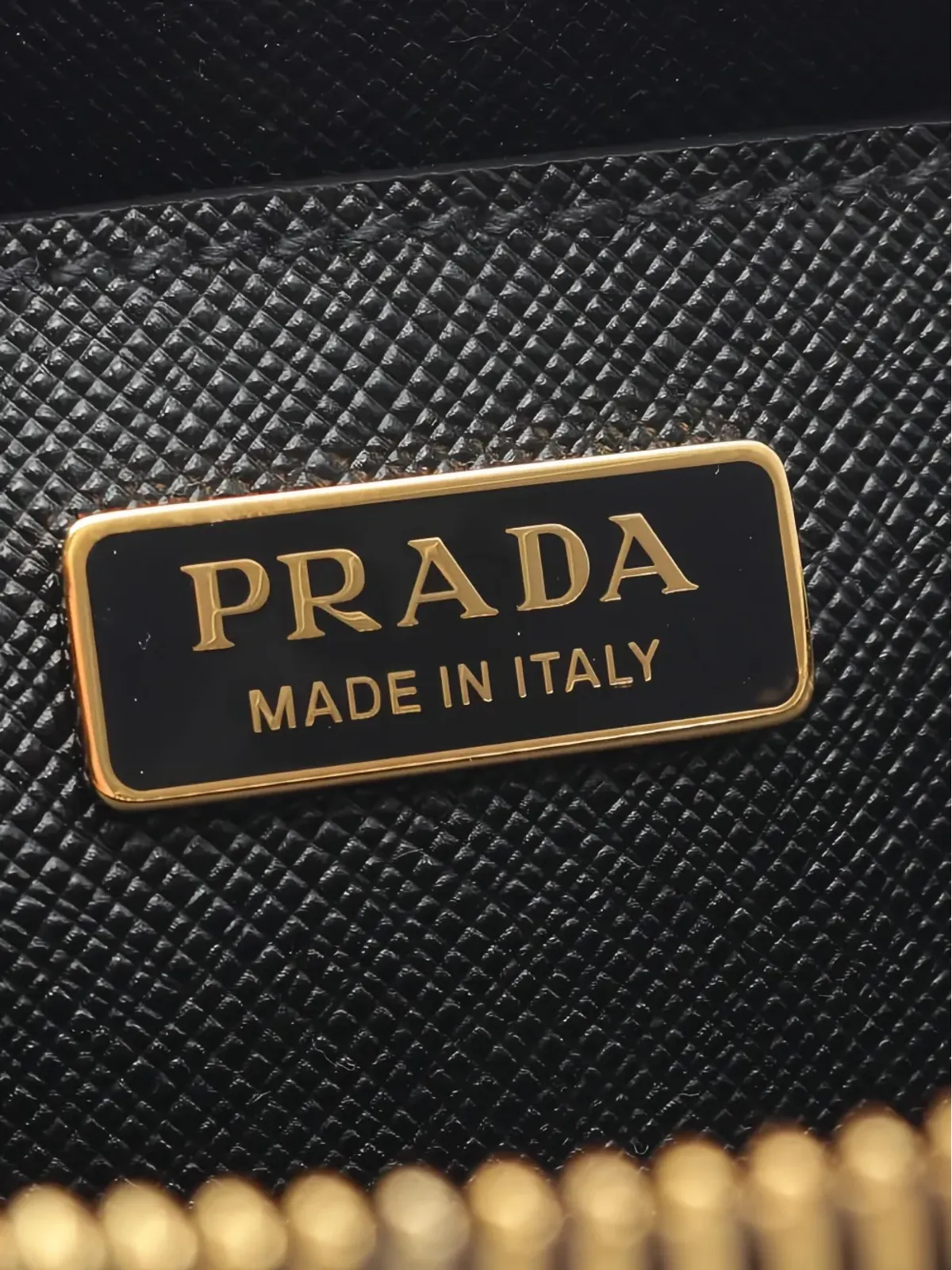 Prada ビンテージ ロゴプレート サフィアーノレザー ハンドバッグ - ブラック - 画像4