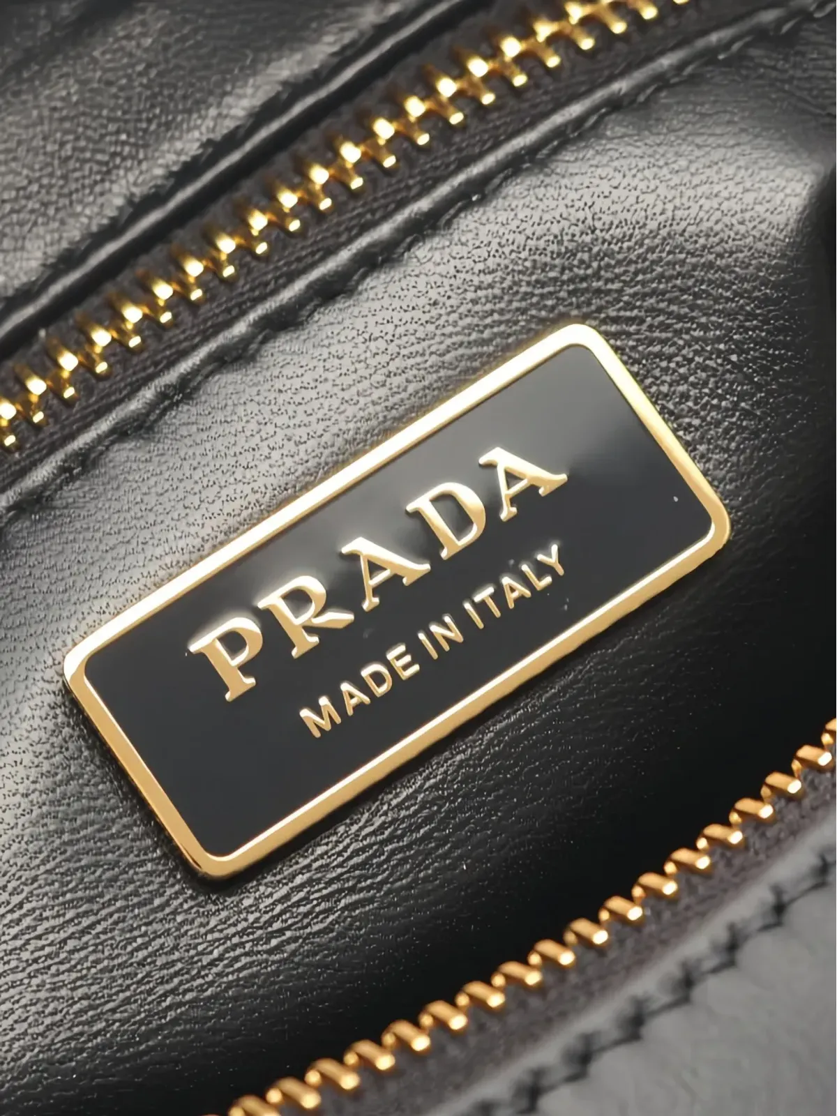 Prada ビンテージ 2020年代 ミディアム Aimée レザー ショルダーバッグ - ブラック - 画像4