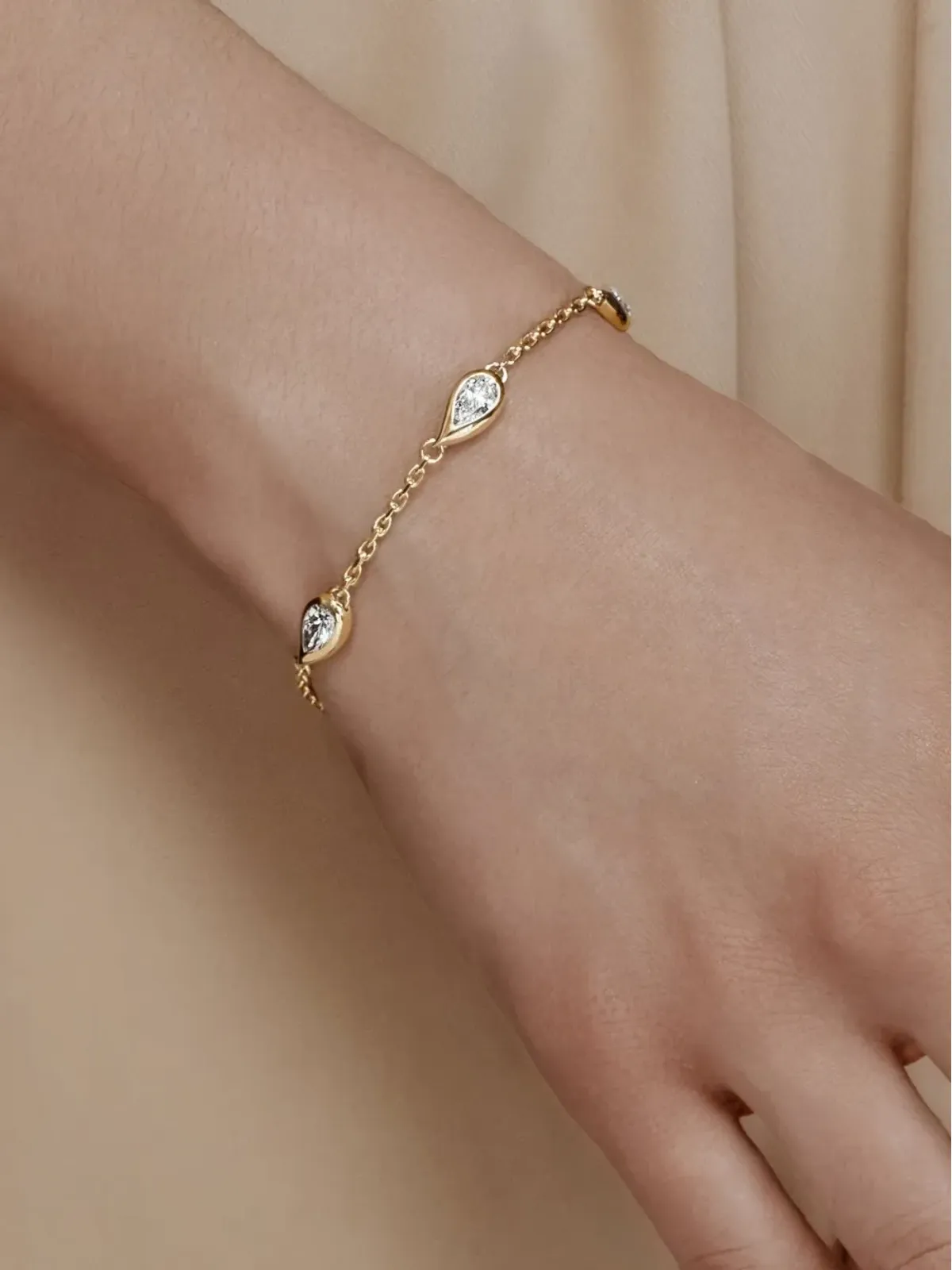 Jewels Aficionado 14Kゴールド ミカ 洋梨型ダイヤモンド ブレスレット - 画像2