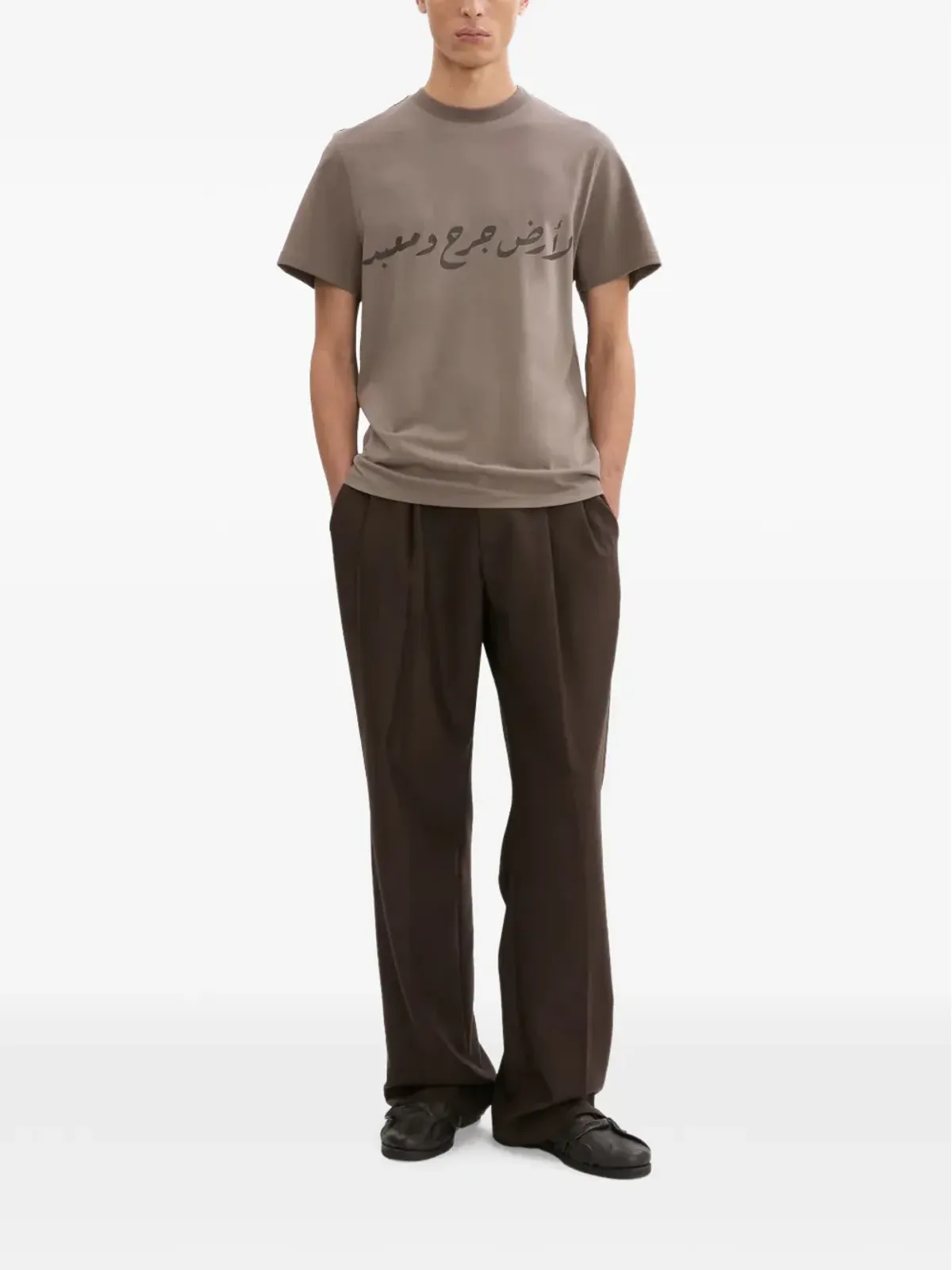 Qasimi アラビ文字入り Tシャツ - ブラウン - 画像2