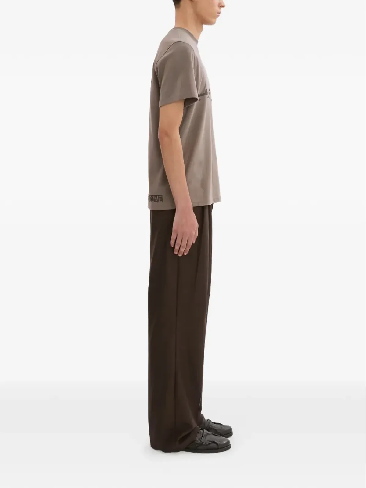 Qasimi アラビ文字入り Tシャツ - ブラウン - 画像3