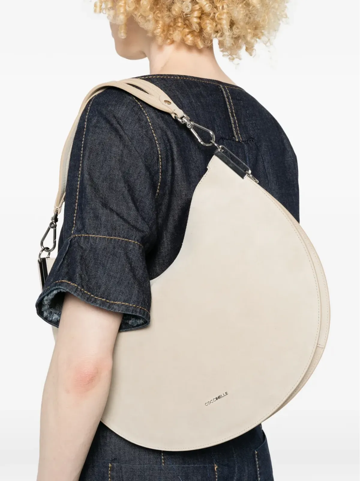 Coccinelle ジップファスナー付きスエードショルダーバッグ - 画像2