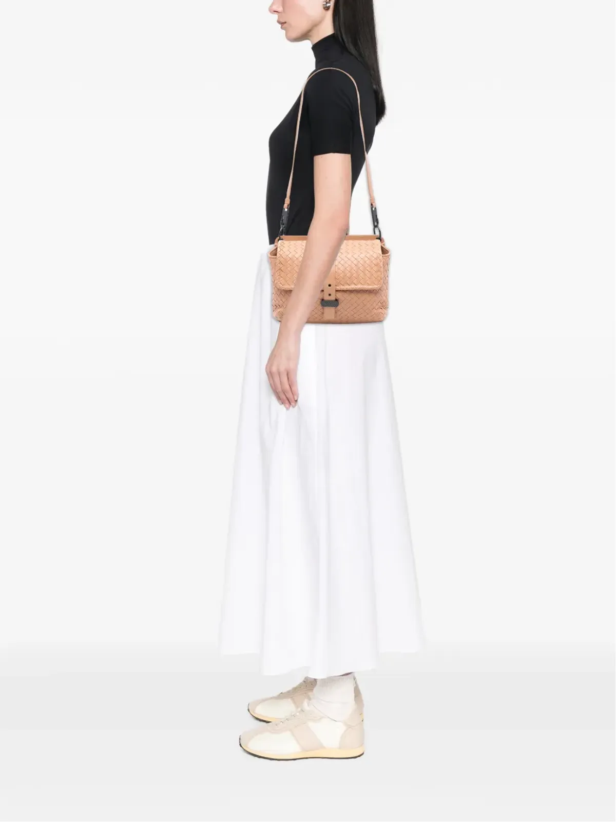 Bottega Veneta ナパレザー イントレッチァート ダブルサイドフラップ ショルダーバッグ ブラウン - 画像2