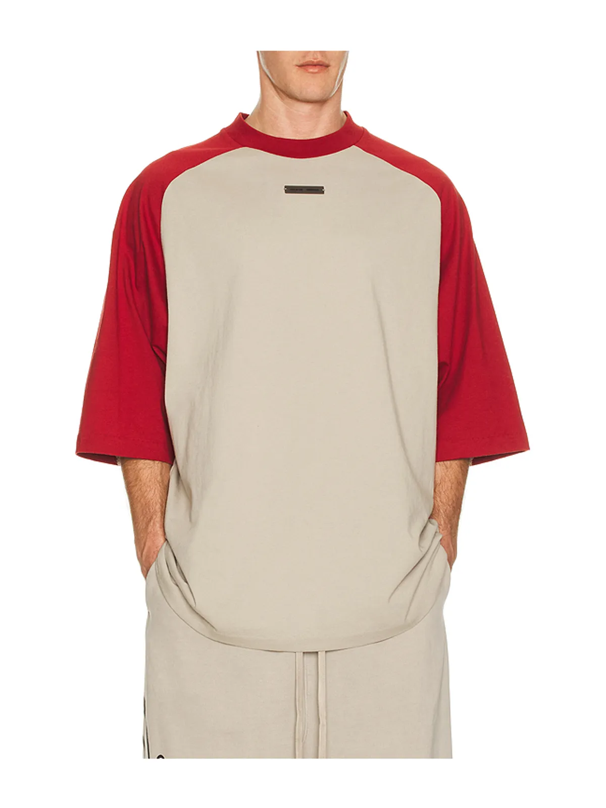 Fear of God ESSENTIALS BASEBALL Tシャツ - Grey,Red. - 画像1