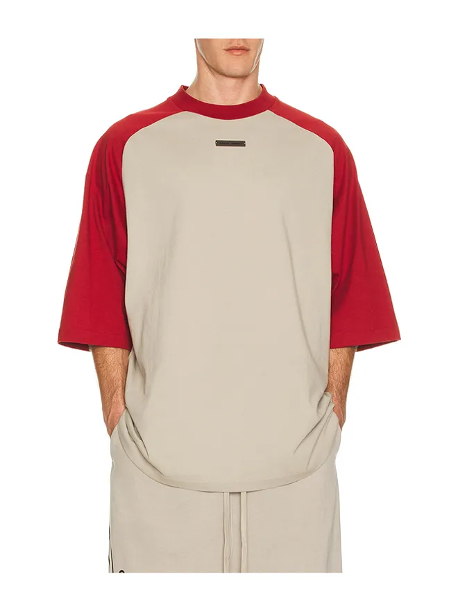Fear of God ESSENTIALS Fear of God ESSENTIALS BASEBALL Tシャツ - Grey,Red.の商品画像