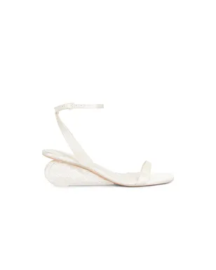 SIMKHAI BRIDGET SATIN OYSTER SHELL WEDGE サンダル - サムネイル1