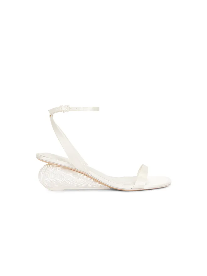 SIMKHAI SIMKHAI BRIDGET SATIN OYSTER SHELL WEDGE サンダルの商品画像