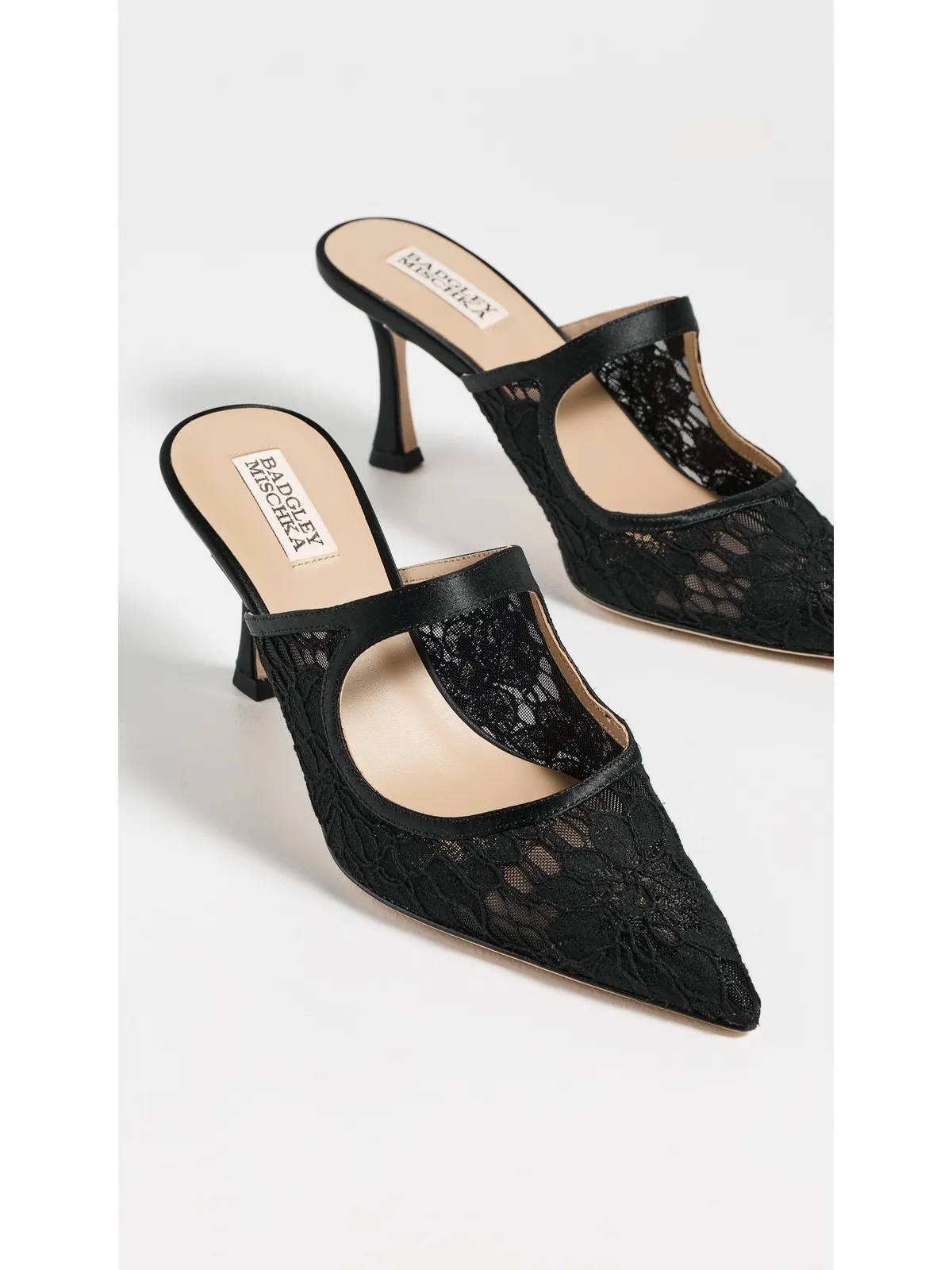 Badgley Mischka Oaklyn ヒール付きミュール（ブラックサテン） - 画像5