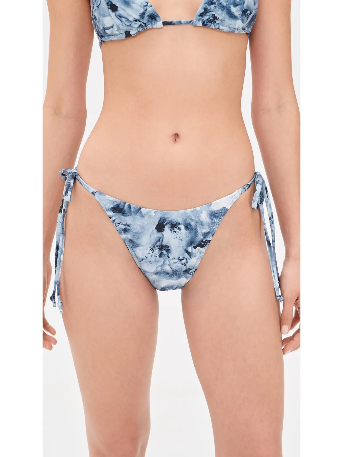 Good American ストリングビキニボトムス ブルーエンジェルプリント - 画像2