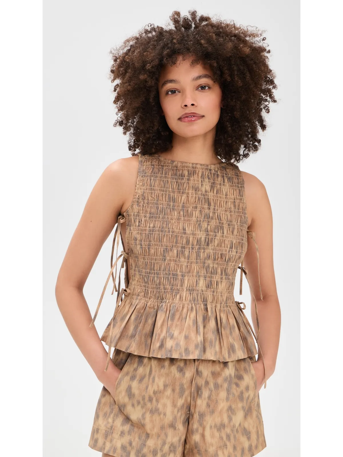 GANNI コットン スモックド タイストリング トップ - 画像2