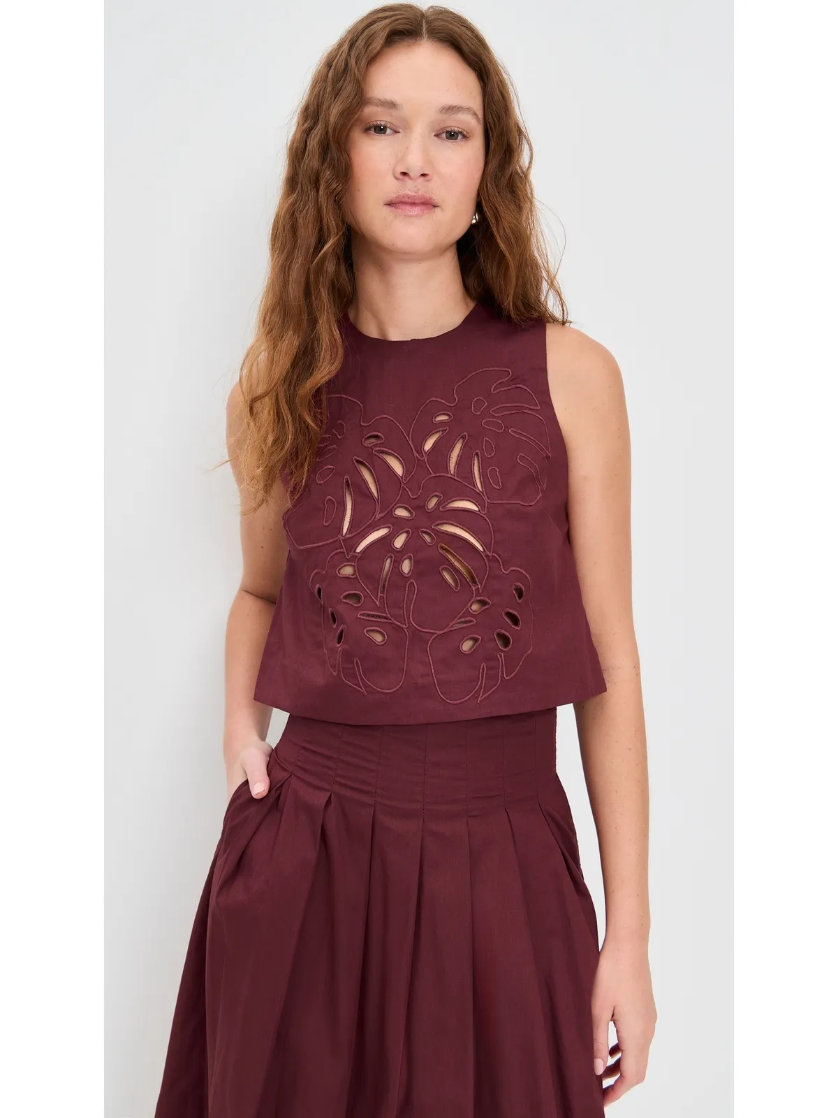 Dress To フォリッジ刺繍入りコットンブラウス（ワイン） - 画像2