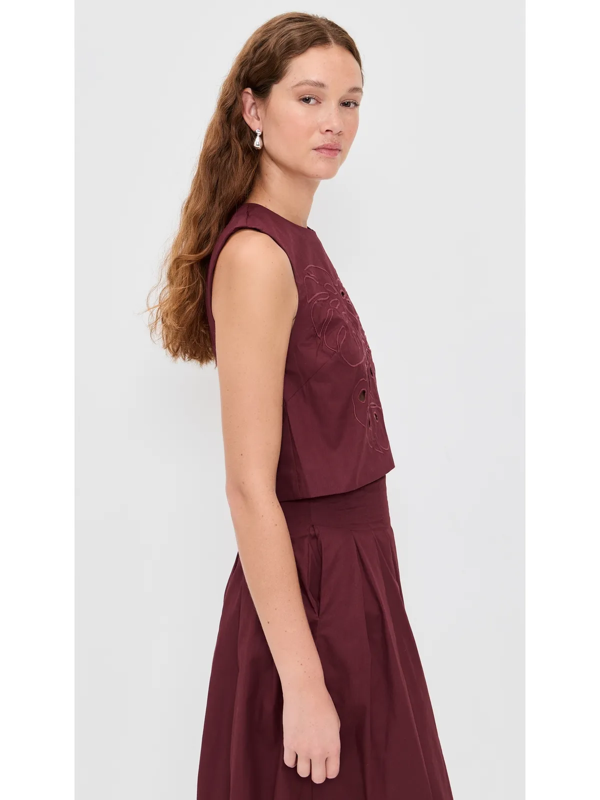 Dress To フォリッジ刺繍入りコットンブラウス（ワイン） - 画像4