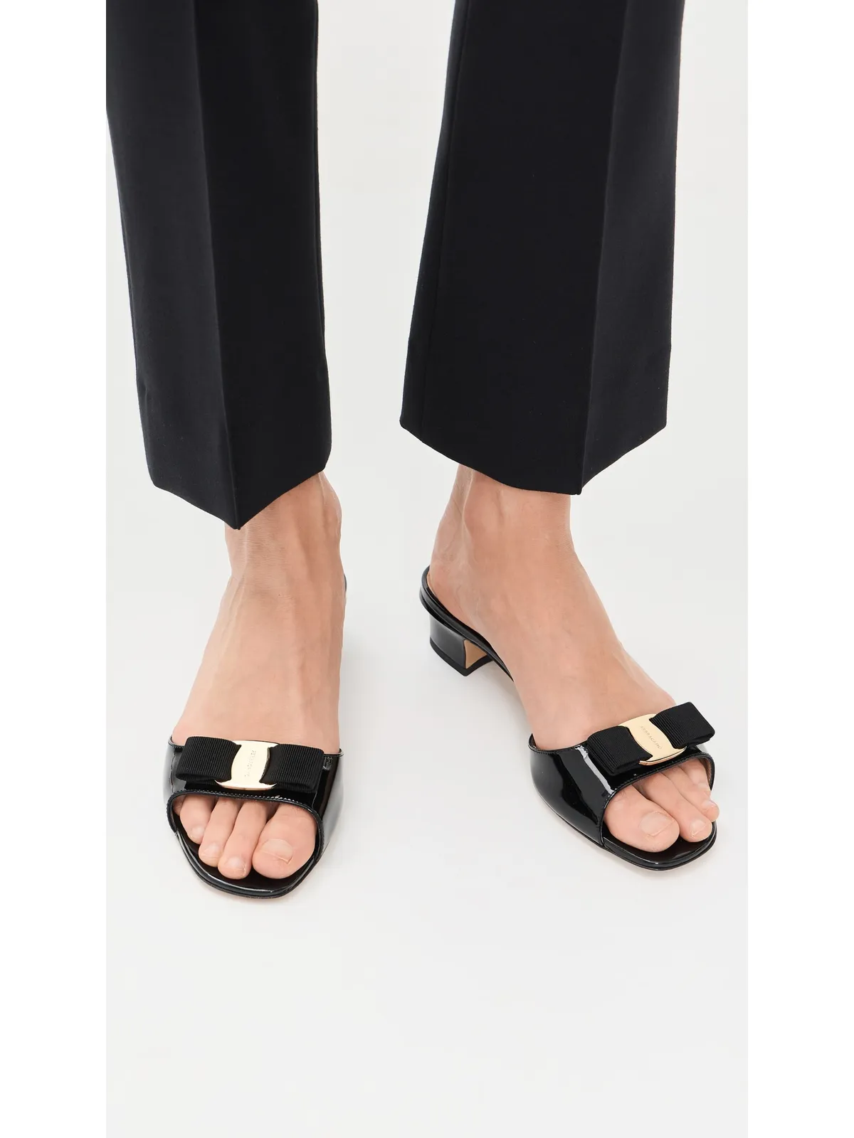 FERRAGAMO バニラ リボン サンダル - 画像3