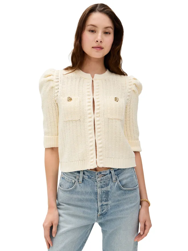 L'AGENCE L'AGENCE デリラ クロップ テクスチャード カーディガン ヴィンテージホワイト/ゴールドノットの商品画像