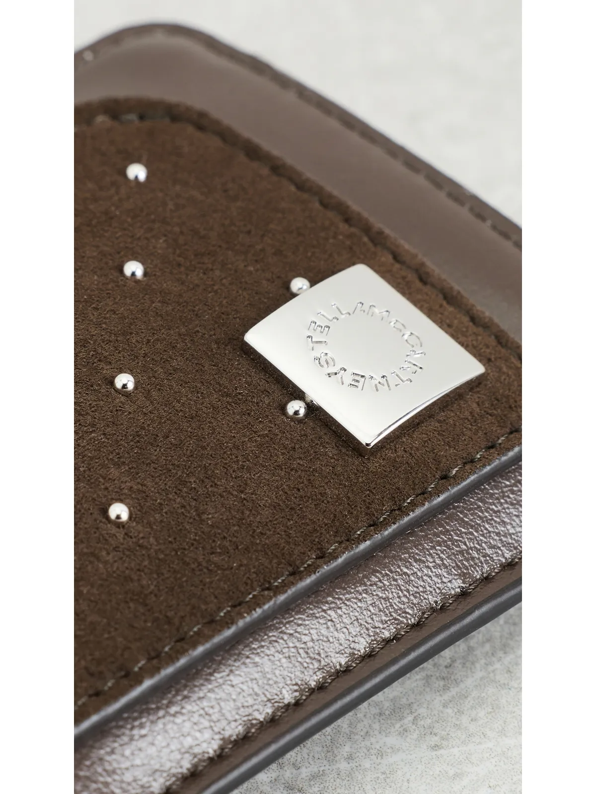 Stella McCartney Ryder スタッズ付きジップカードホルダー モカ ワンサイズ - 画像4