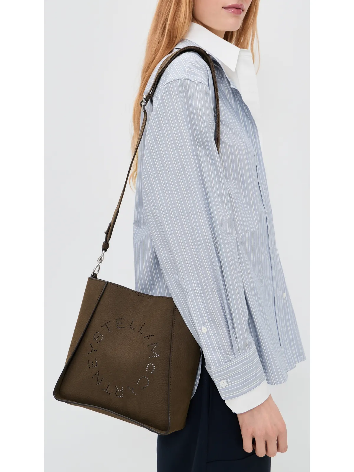 Stella McCartney ロゴエンボス グレイン加工 アルター風スエード クロスボディバッグ モカ - 画像3