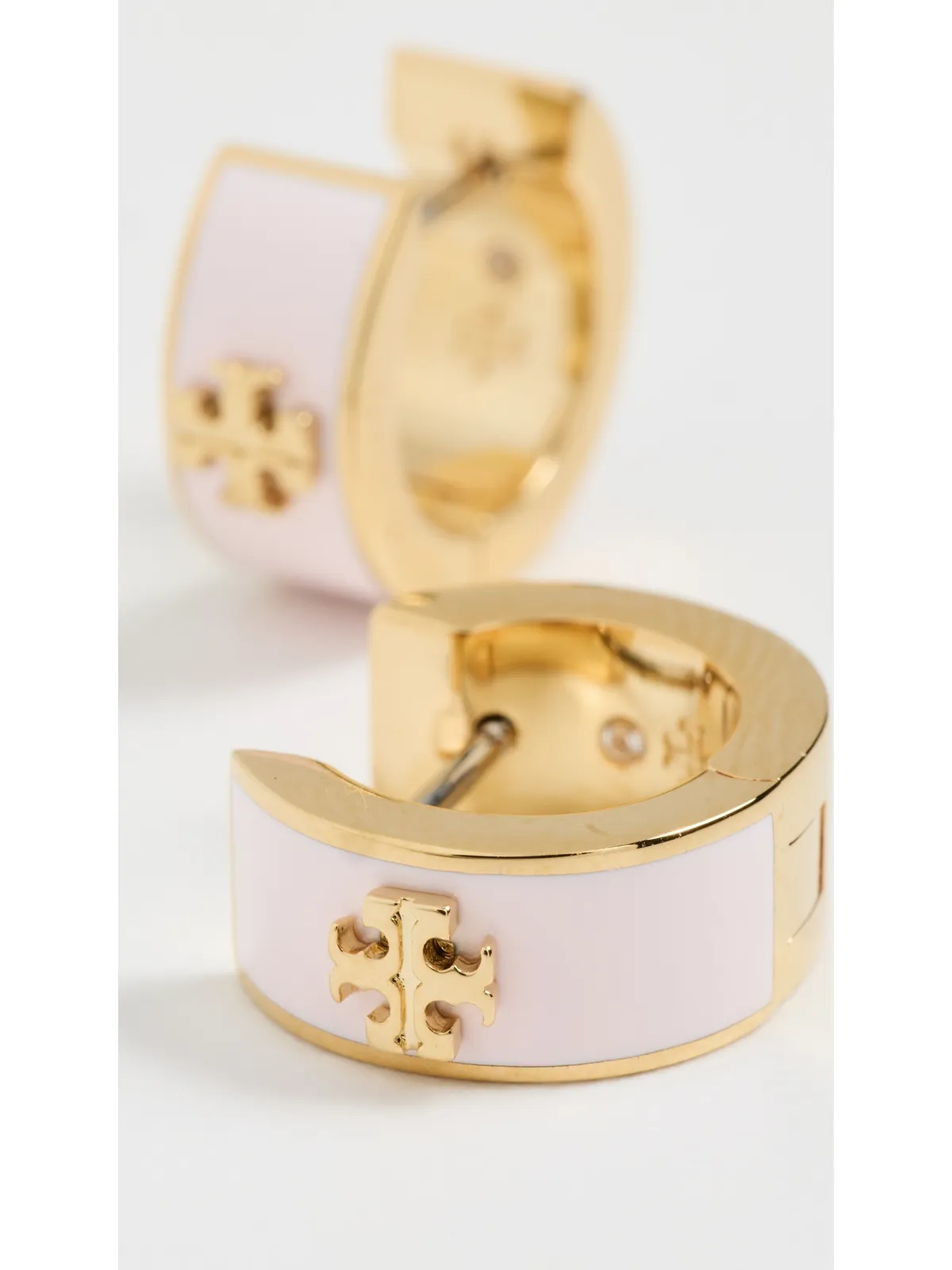 Tory Burch ワイドアイコン エナメル ハギーイヤリング ゴールド/ピンクスノー ワンサイズ - 画像4