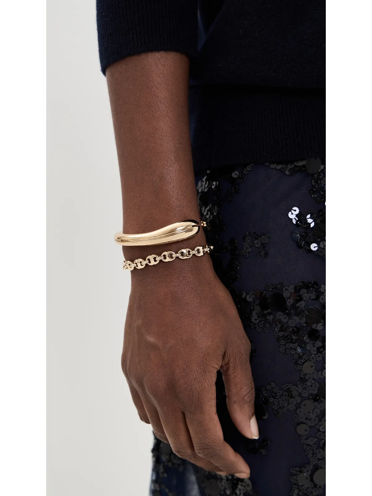 Tory Burch 透かし入り薄型カフ ライトブラス - 画像3