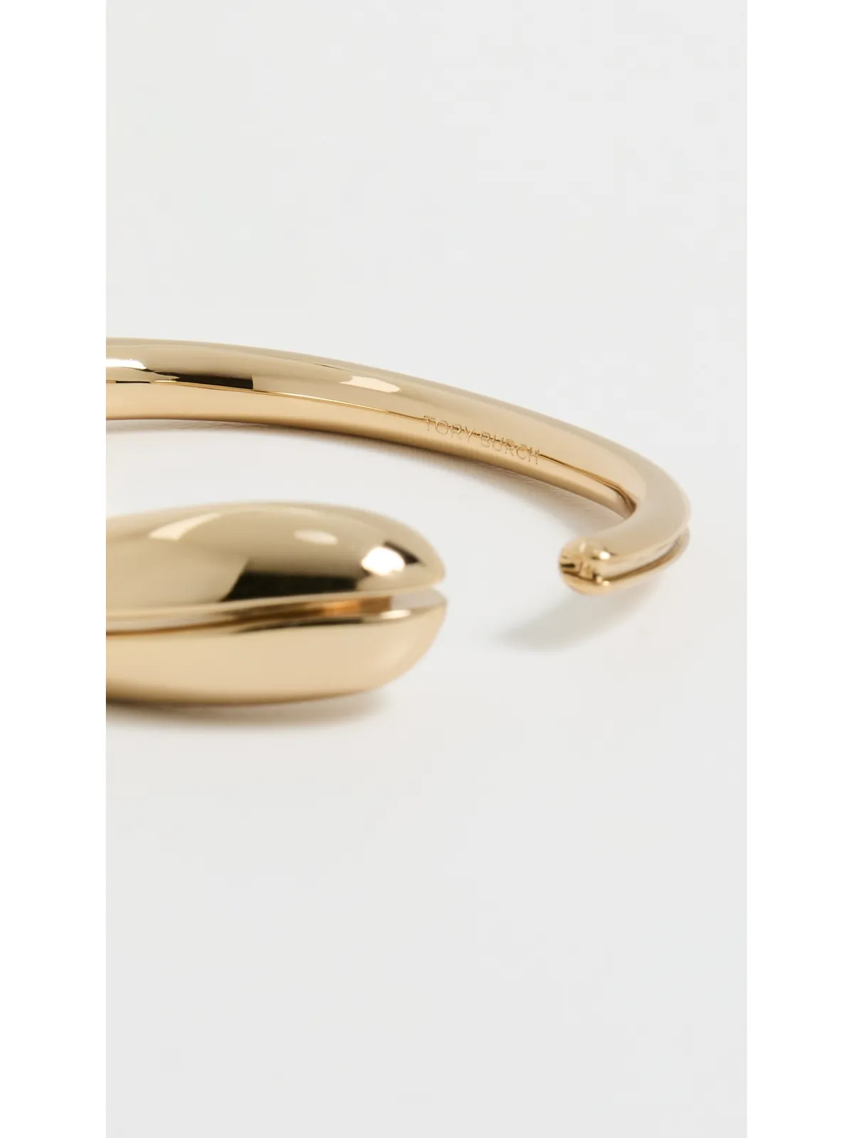 Tory Burch 透かし入り薄型カフ ライトブラス - 画像4