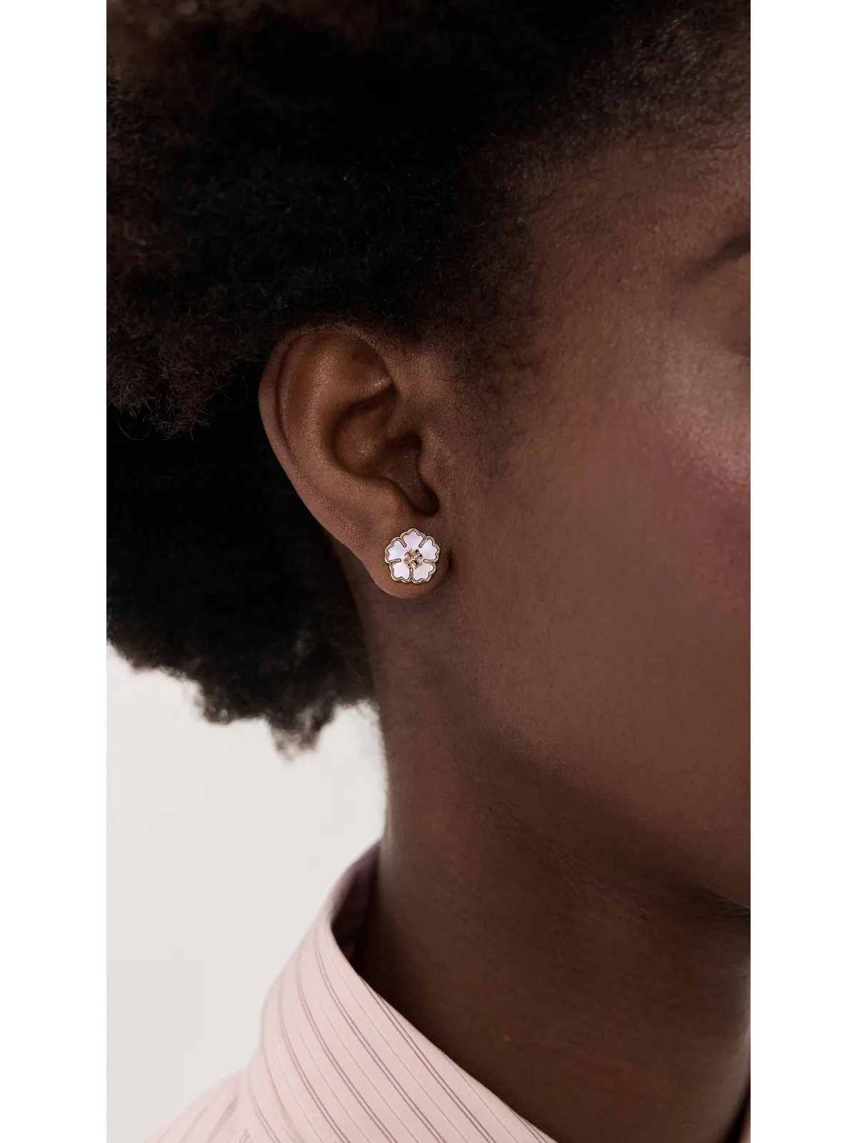 Tory Burch 花モチーフのスタッド イヤリング ゴールド／マザーオブパール ワンサイズ - 画像3