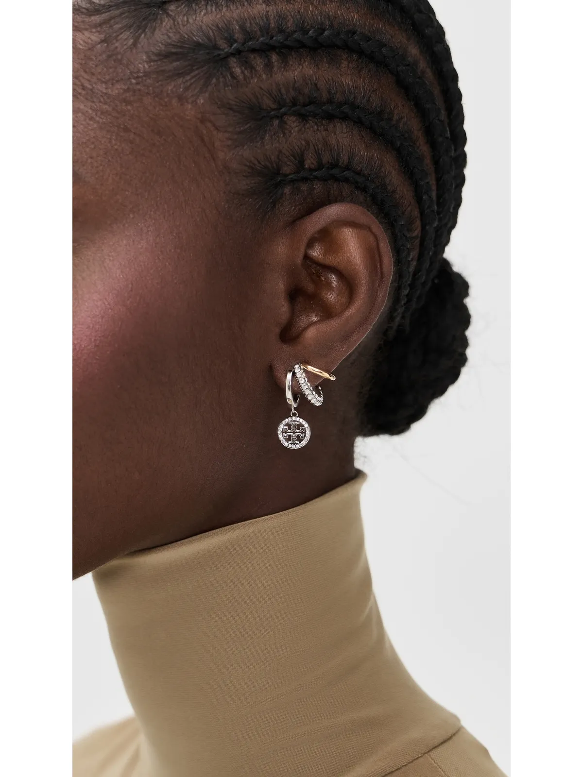 Tory Burch アイコン パヴェ トリプルフープ イヤリング ゴールド/シルバー/クリスタル - 画像3