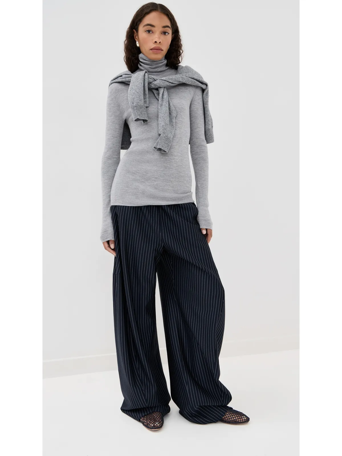 Tibi ヘザーグレーのフェザーウェイト リブ編み タートルネック セーター - 画像5