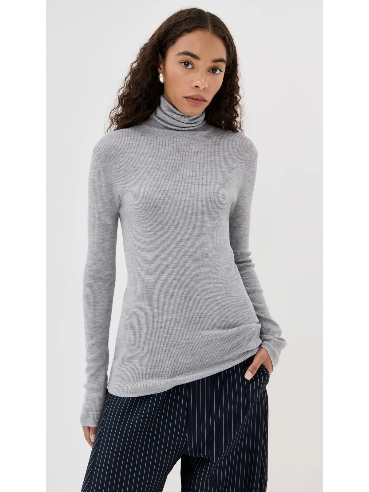Tibi ヘザーグレーのフェザーウェイト リブ編み タートルネック セーター - 画像2