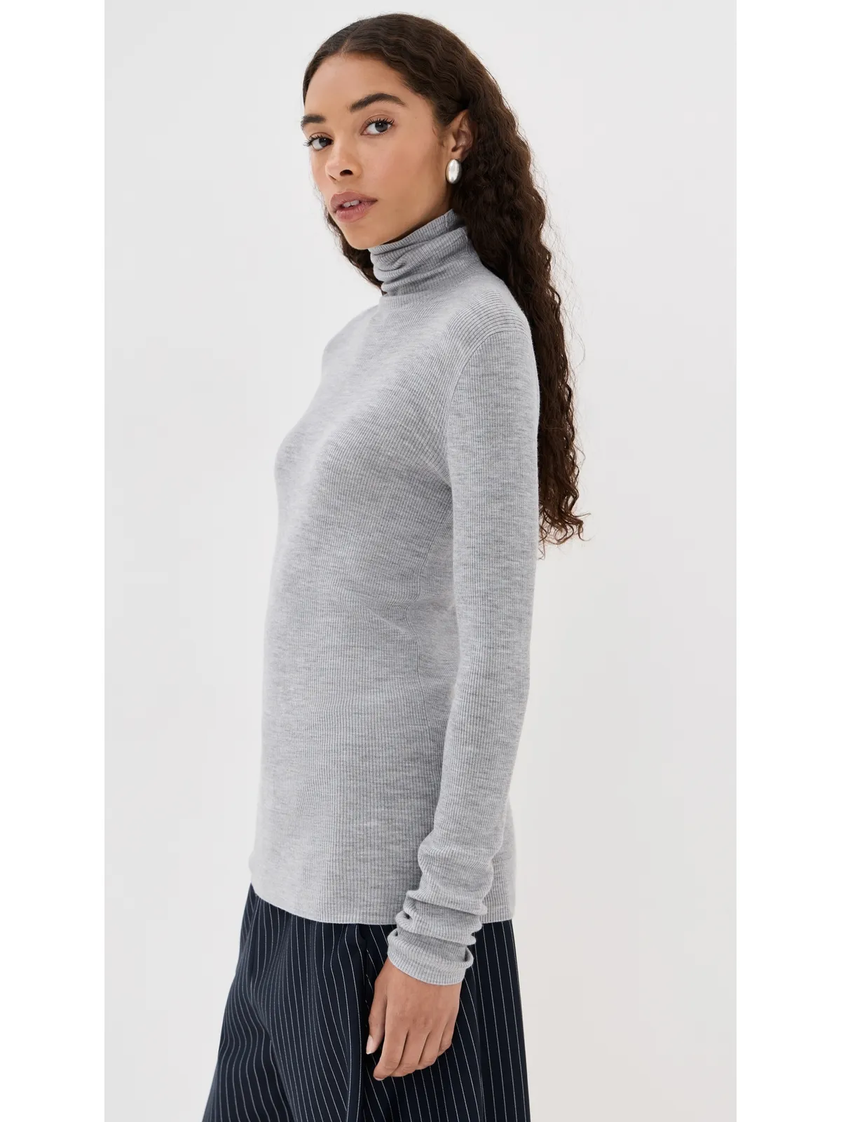Tibi ヘザーグレーのフェザーウェイト リブ編み タートルネック セーター - 画像4