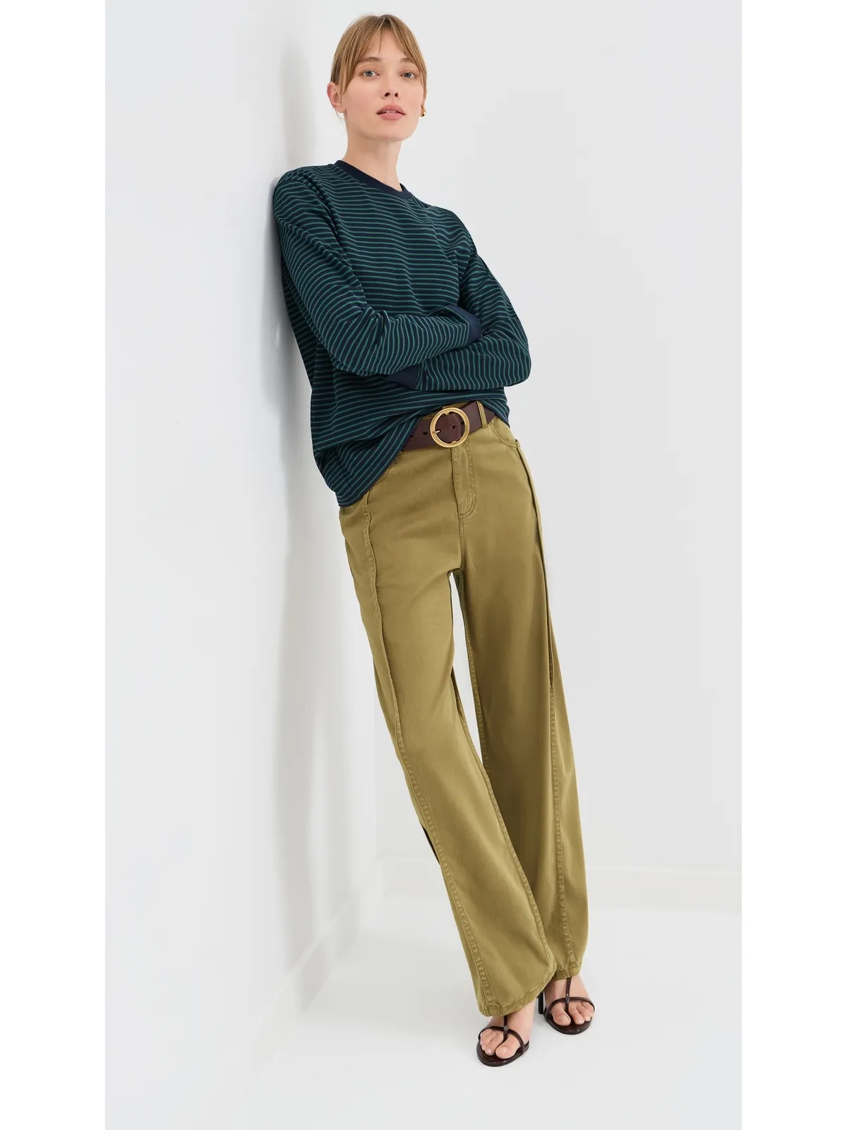 Tibi ダークタンのストレッチツイルタックパンツ - 画像5