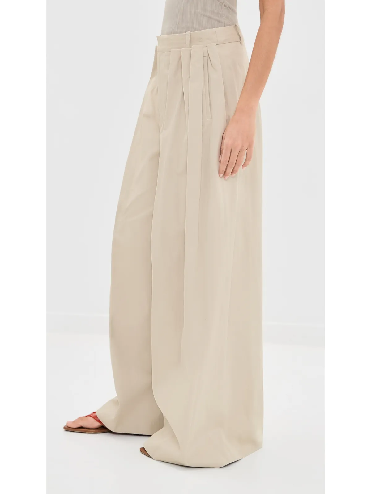 Tibi ツイル素材のタック入りプリーツパンツ（トープ） - 画像5