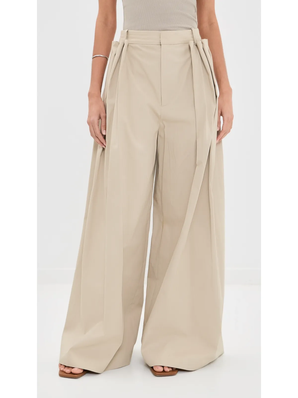 Tibi ツイル素材のタック入りプリーツパンツ（トープ） - 画像3