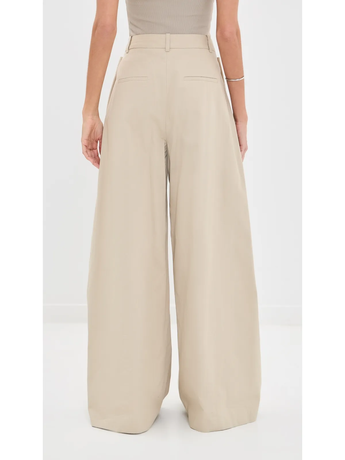 Tibi ツイル素材のタック入りプリーツパンツ（トープ） - 画像4