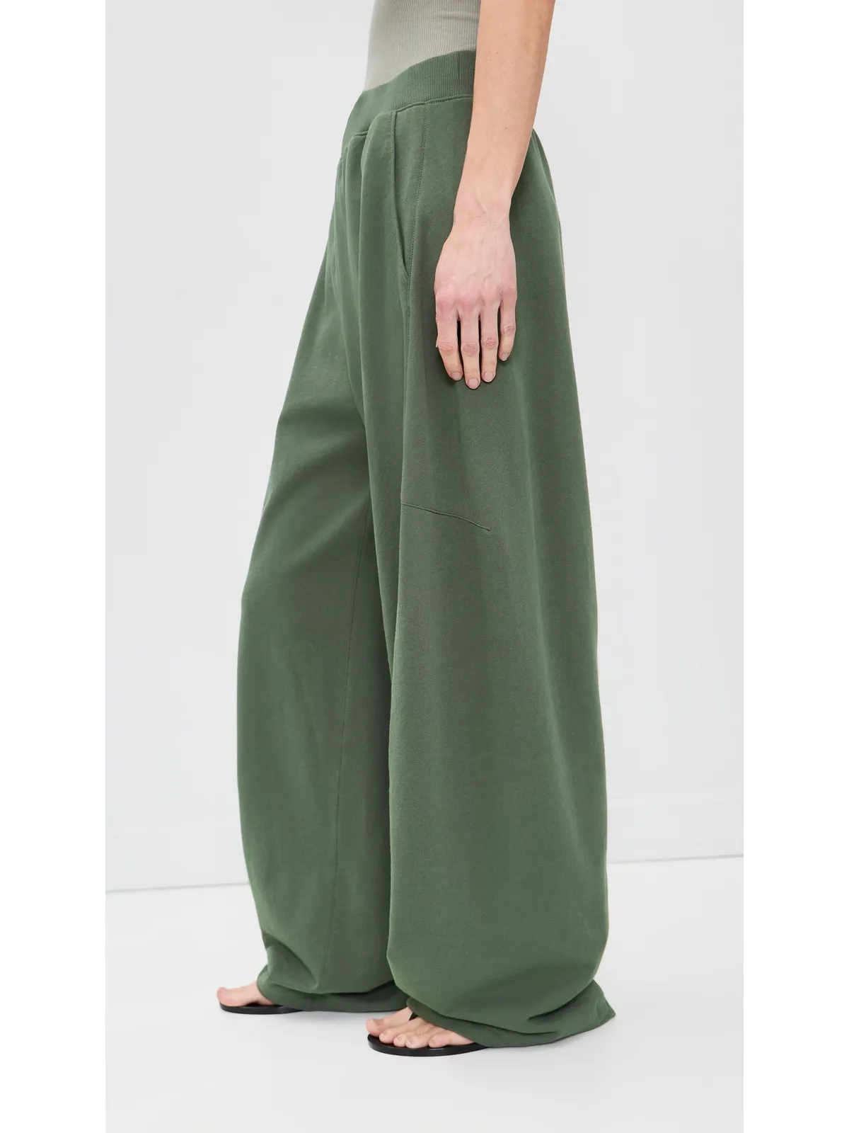 Tibi ウィンズロー スウェットパンツ オリーブ - 画像4