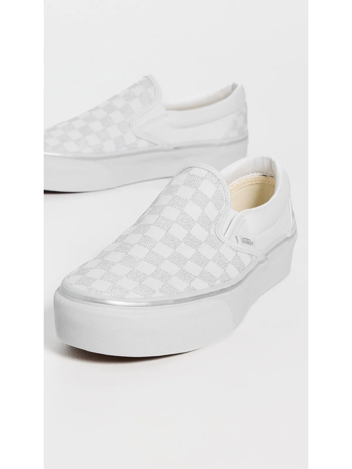 Vans クラシック スリップオン プラットフォーム スニーカー（チェッカーボード柄・シルバー） - 画像5