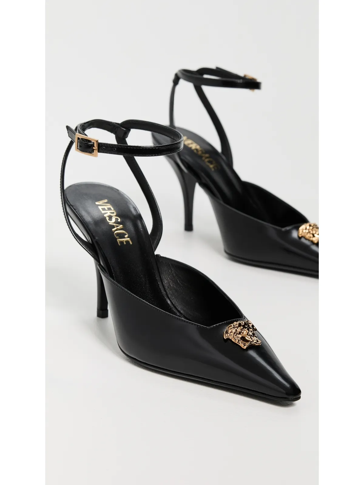 Versace T.85 カーフレザー スリングバックパンプス 1B00V-ブラック-ゴールド - 画像5