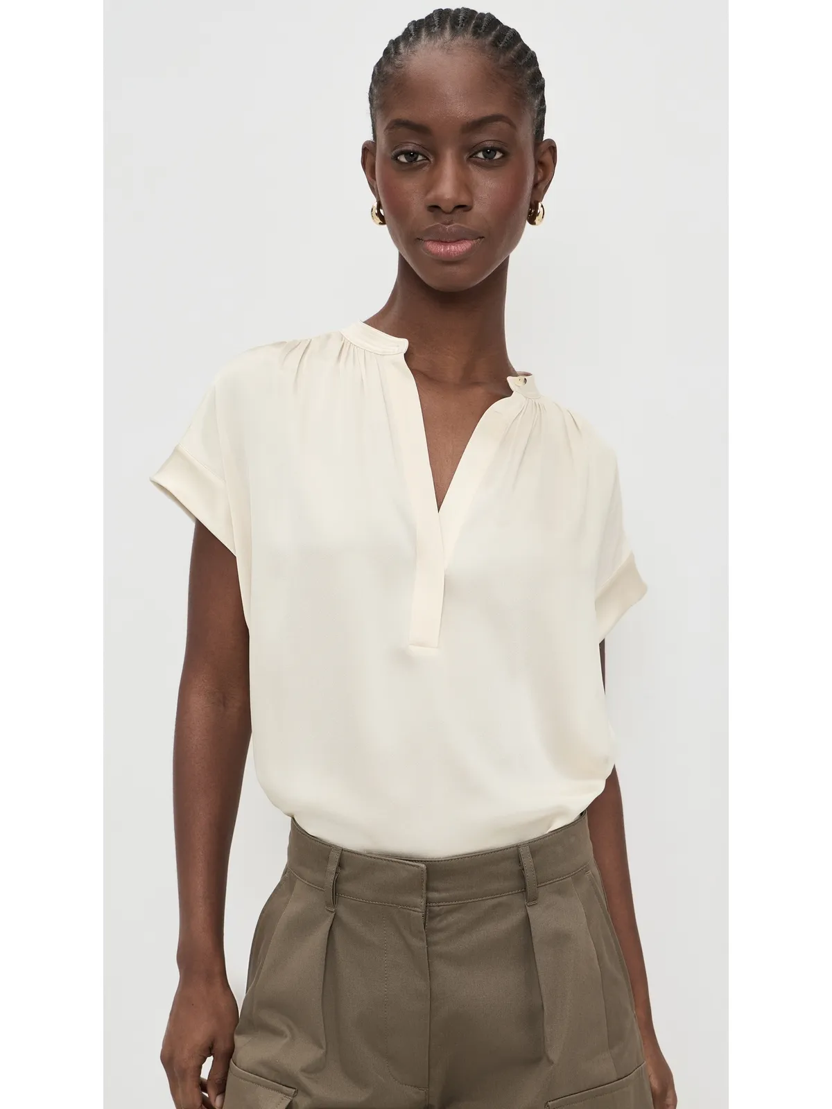 Vince ギャザー入りネックのキャップスリーブ シルク ブラウス クリーム色 - 画像2