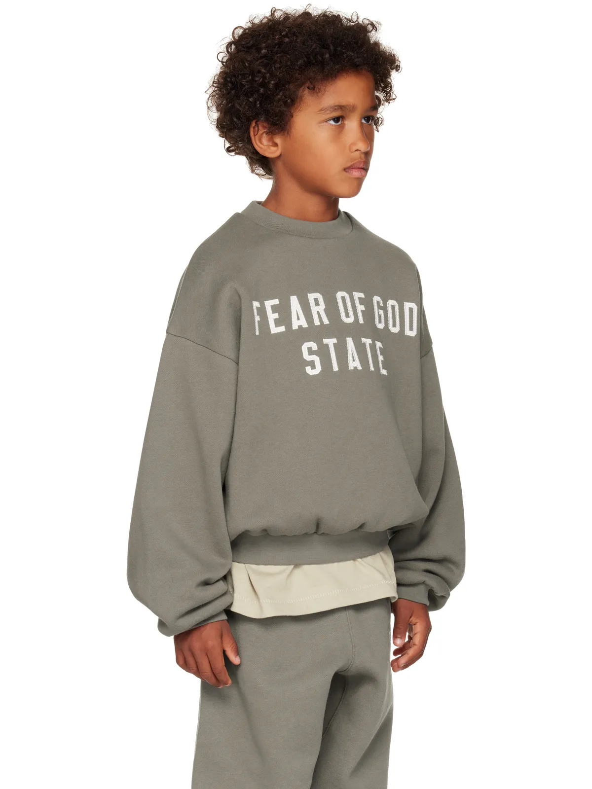 Fear of God ESSENTIALS キッズ｜ 90s Fit フリース クルーネック スウェットシャツ - 画像2