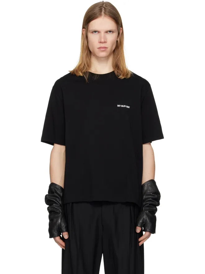 DET BLEV SENT DET BLEV SENT ロゴ Tシャツの商品画像