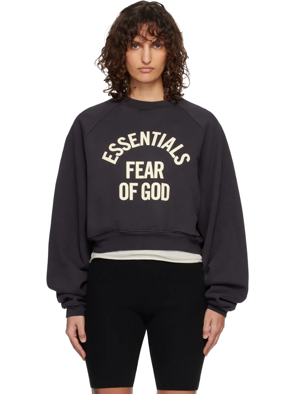 Fear of God ESSENTIALS Campus 90's Cropped Raglan スウェットシャツ - 画像1