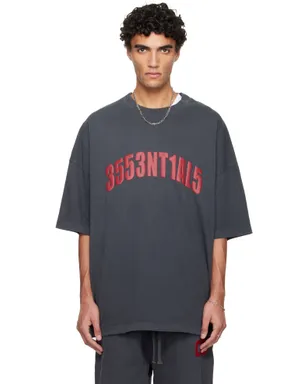 Fear of God ESSENTIALS Holiday 'Chicago' 90s Tシャツ - サムネイル1