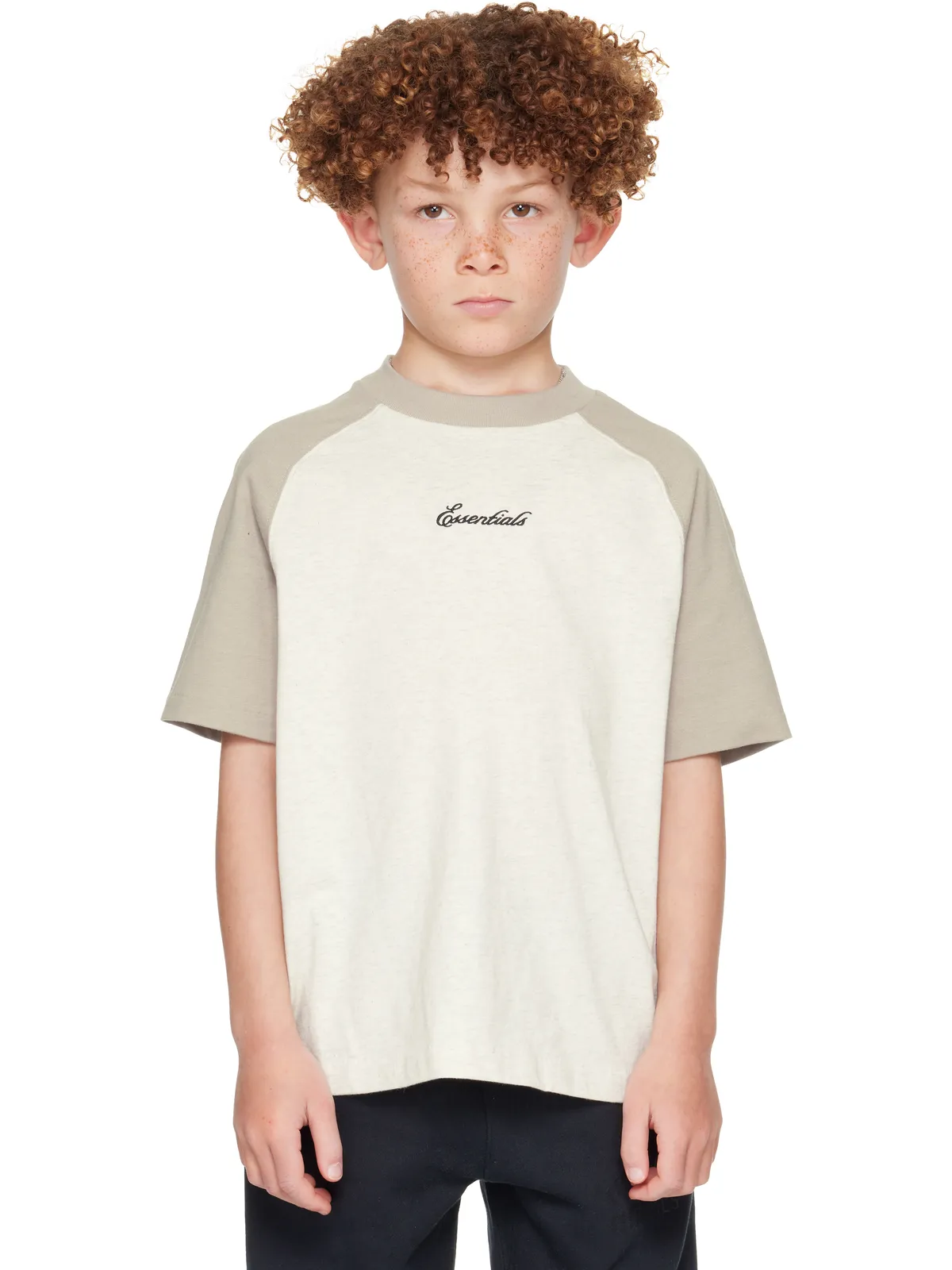 Fear of God ESSENTIALS キッズ｜ Signature Baseball Tシャツ - 画像1