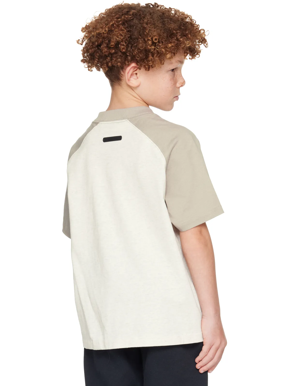 Fear of God ESSENTIALS キッズ｜ Signature Baseball Tシャツ - 画像3