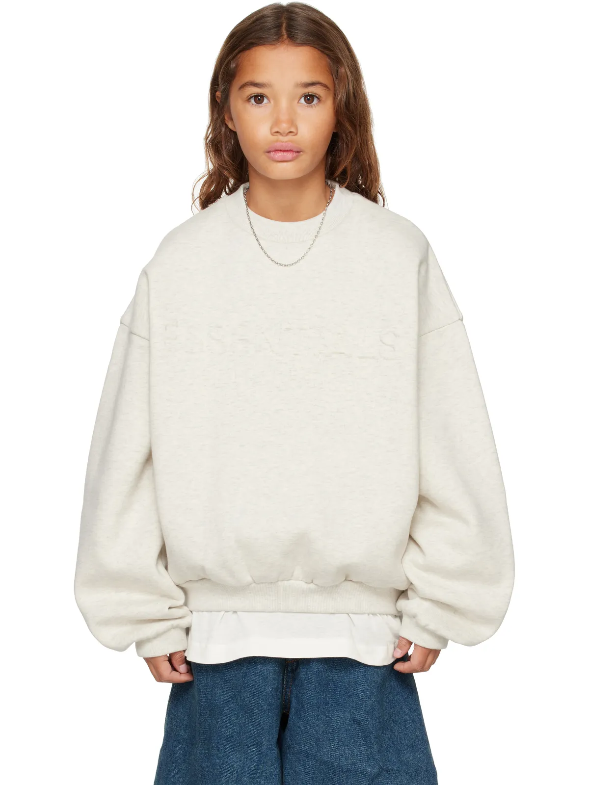 Fear of God ESSENTIALS キッズ｜ Holiday Embossed Classic クルーネック スウェットシャツ - 画像1