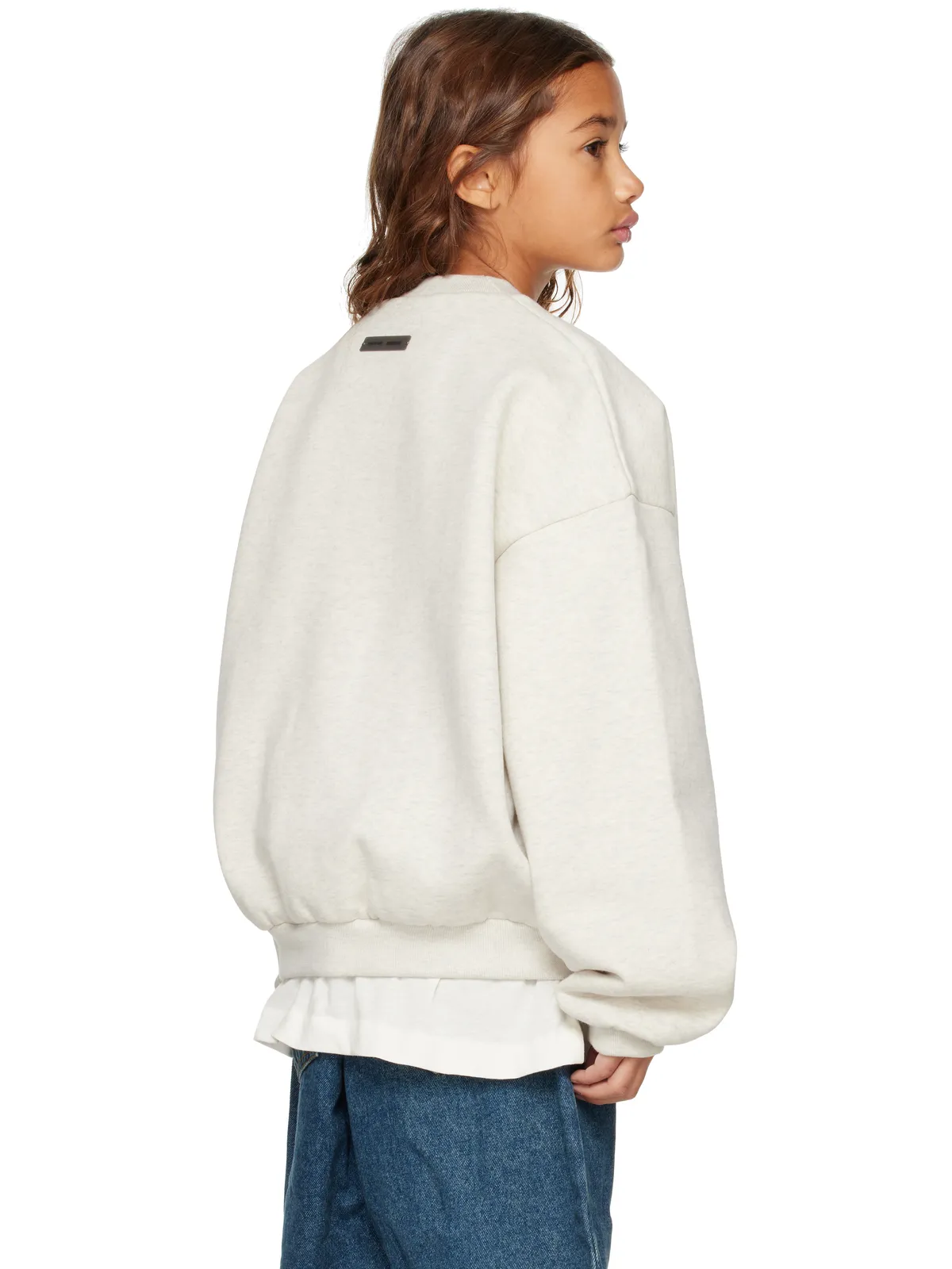 Fear of God ESSENTIALS キッズ｜ Holiday Embossed Classic クルーネック スウェットシャツ - 画像3