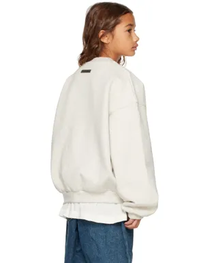 Fear of God ESSENTIALS キッズ｜ Holiday Embossed Classic クルーネック スウェットシャツ - サムネイル3